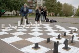 Wielka szachownica wymalowana na boisku w Łodzi [ZDJĘCIA]