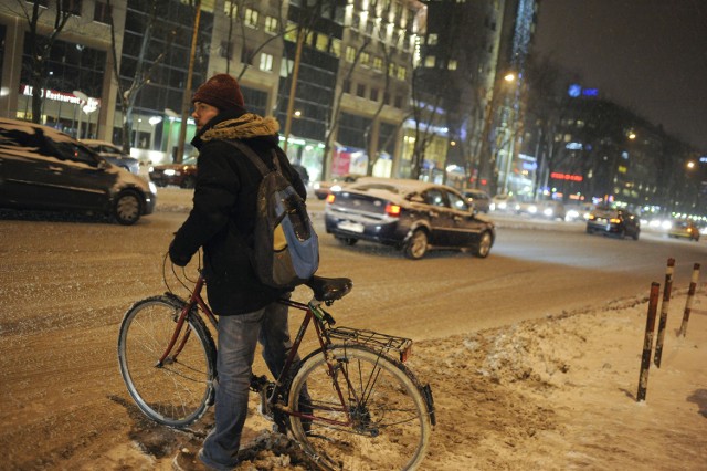 Pierwszy śnieg w Warszawie. 165 pługosolarek w akcji