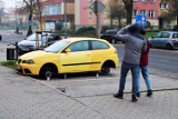 Ukradli wszystkie koła z zaparkowanego auta. Złodzieje na alei Wolności w Głogowie