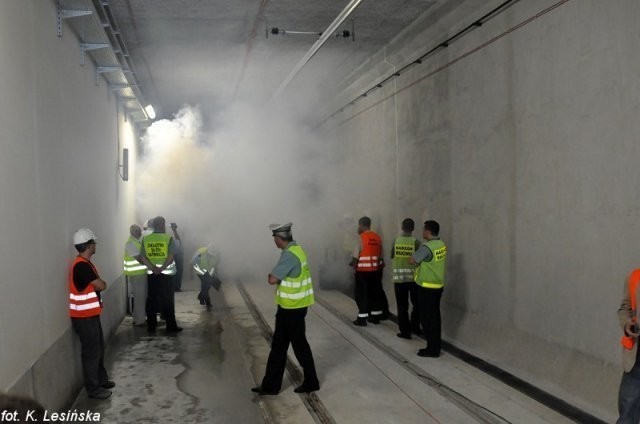 Dym w tunelu na trasie na Franowo. Strażacy testowali urządzenia przeciwpożarowe [ZDJĘCIA]