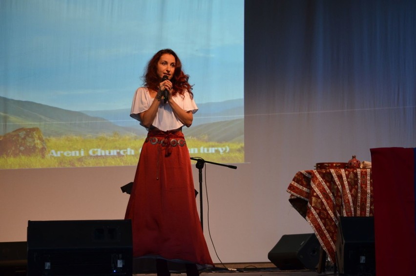 Wieczór poprowadziła Inga Matysiak. Opowiadała o historii i...