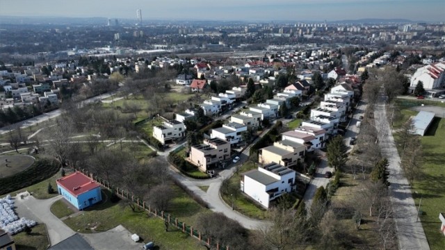 Na obrzeżach Krakowa jest wiele klockowatych domów. Na zdjęciu osiedle domków na Wzgórzach Krzesławickich