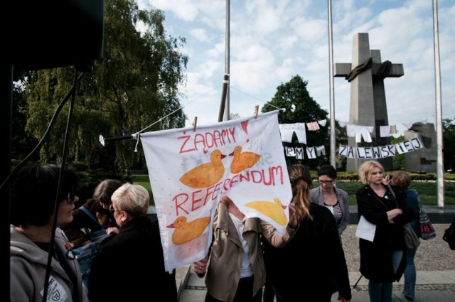Protest rodziców na placu Mickiewicza w Poznaniu