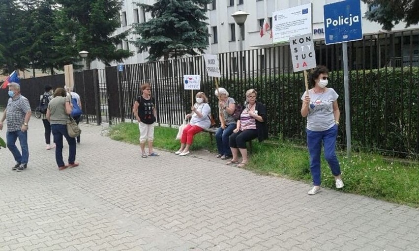 Protest pod komendą w Zamościu. Uczcili święto 3 maja. Po ponad miesiącu przyszło wezwanie na policję