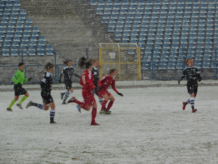 Piłkarki z Wałbrzycha, na zaśnieżonym boisku, rozbiły u siebie aż 6:0 AZS Wrocław! (ZDJĘCIA) 
