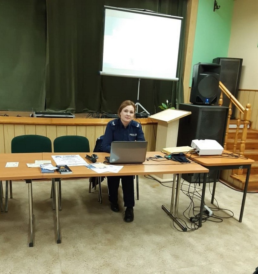  Policjantka spotkała się z słuchaczami Uniwersytetu Trzeciego Wieku w Rogowie [zdjęcia] 