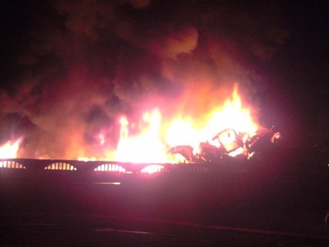 Opatówek: Pożar na złomowisku. Spłonęła kilkadziesiąt wraków aut. ZDJĘCIA