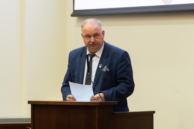 Projekt uchwały w sprawie stanowiska Sejmiku Województwa Podkarpackiego w obronie dobrego imienia Świętego Jana Pawła II przedstawił radnym wicemarszałek Piotr Pilch