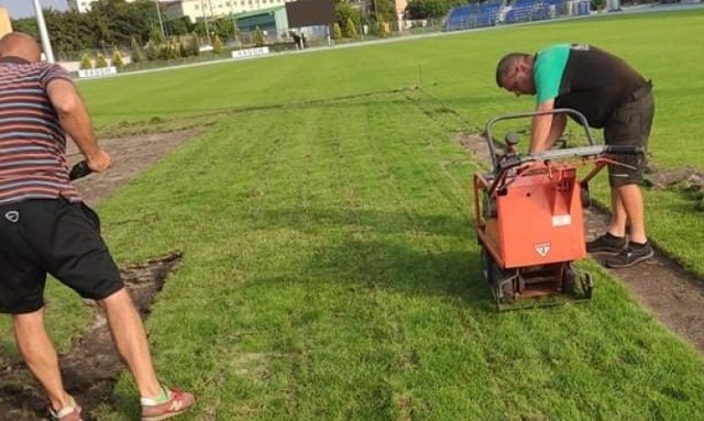 Na tydzień przed meczem drugiej kolejki PKO Ekstraklasy, Radomiak Radom - Legia Warszawa (sobota, 31 lipca, godzina 20) zdecydowano się na wymianę trawy w tak zwanych szesnastkach pod obiema bramkami. na stadioni9e Miejskiego Ośrodka Sportu i Rekreacji przy ulicy Narutwoicza 9.
W piątek i w  sobotę zerwane została stara nawierzchnia. W poniedziałek ma być układana nowa trwa z rolek. W sumie jest przywiezionych 38 rolek. Roboty wykonuje firma Greenboss Grzegorz Szulczyński z Poznania. 
W ramach prac, które polegają na przystosowaniu stadionu Miejskiego Ośrodka Sportu i Rekreacji do rozgrywania przez Radomiaka meczów w PKO Ekstraklasie, powiększono ławki dla rezerwowych. W poniedziałek lub we wtorek na stadionie pojawi się firma, która przywiezie i zmontuje dodatkową trybunę na około 500 miejsc. 
Wszystko ma być gotowe na sobotni (31 lipca) mecz Radomiaka z Legią Warszawa. 
ZOBACZ ZDJĘCIA>>>