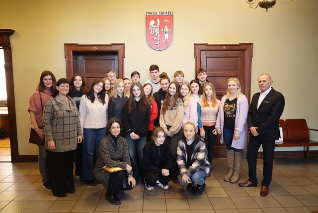 Młodzi Czesi wraz z ich kolegami i koleżankami ze śremskiego Ogólniaka w odwiedzinach u starosty Zenona Jahnsa