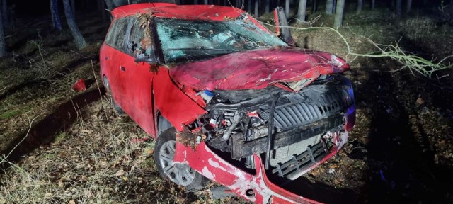 22-letnia kobieta w poniedziałkowy wczesny poranek, 1 stycznia, w Gizałkach straciła panowanie nad pojazdem i uderzyła w drzewo