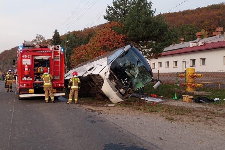 Wypadek autokaru w Grabownicy Starzeńskiej. 9 osób, w tym dwoje dzieci, trafiło do szpitala [ZDJĘCIA]