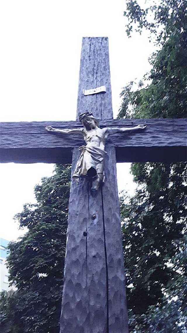 Dewastacja krzyża w Katowicach. Zniszczony został przydrożny krzyż w Józefowcu