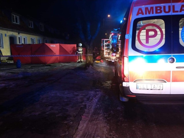 Pożar wybuchł w jednym z mieszkań budynku wielorodzinnego w Dobrzyniu nad Wisłą. Ewakuowano mieszkańców, jedna osoba nie żyje