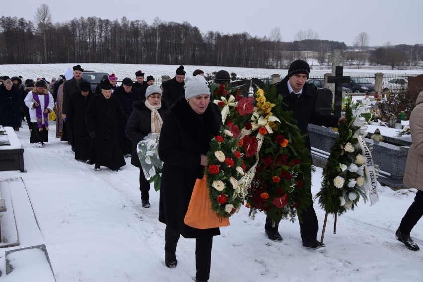 Ostatnia droga ks. kanonika Mariana Wysockiego. Spoczął na cmentarzu w Hołodolinie (zdjęcia)   