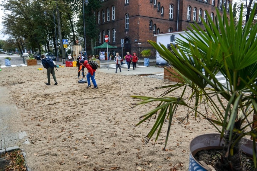 Sztuczna plaża na gdańskim skrzyżowaniu.