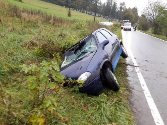 W Żeleźnikowej Wielkiej (gm. Nawojowa) samochód osobowy opel corsa wypadł z drogi, wpadł do rowu i uderzył w betonowy przepust