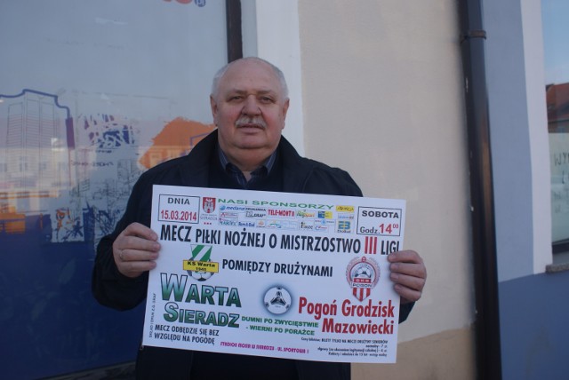 Andrzej Sroczyński z plakatem meczowym