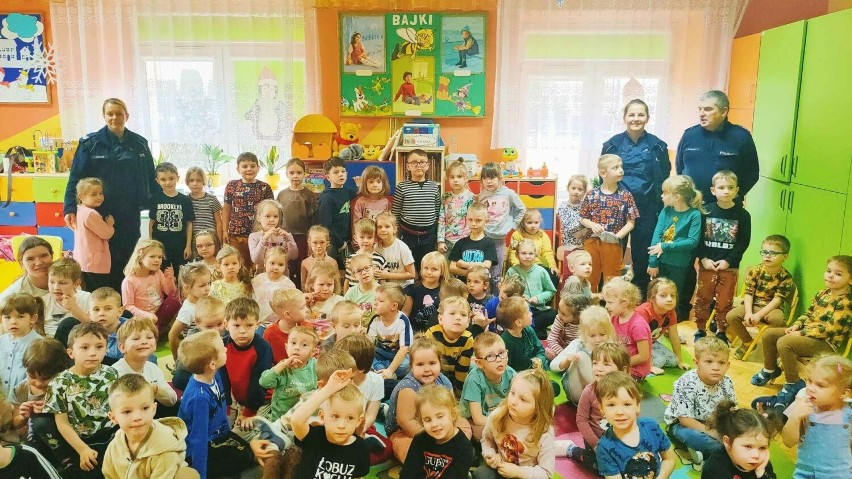Przedszkolaki z Przedszkola numer 3 w Jędrzejowie są gotowe do ferii. Zobacz zdjęcia z ich spotkania z policjantami