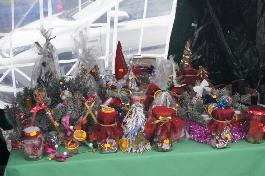 W Gidlach odbył się II Gminny Jarmark Bożonarodzeniowy. Były stroiki, ozdoby i słodkości. ZDJĘCIA
