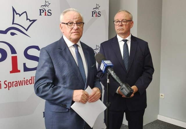 Senator Wojciech Piecha (z lewej) będzie startował w wyborach do Senatu, które odbędą się 15 października.