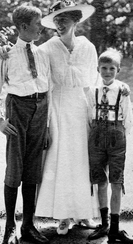 Księżna Daisy Hochberg von Pless z synami