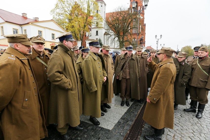 Jeńców poprowadzili przez miasto. Marsz Cieni przeszedł ulicami Białegostoku [ZDJĘCIA]