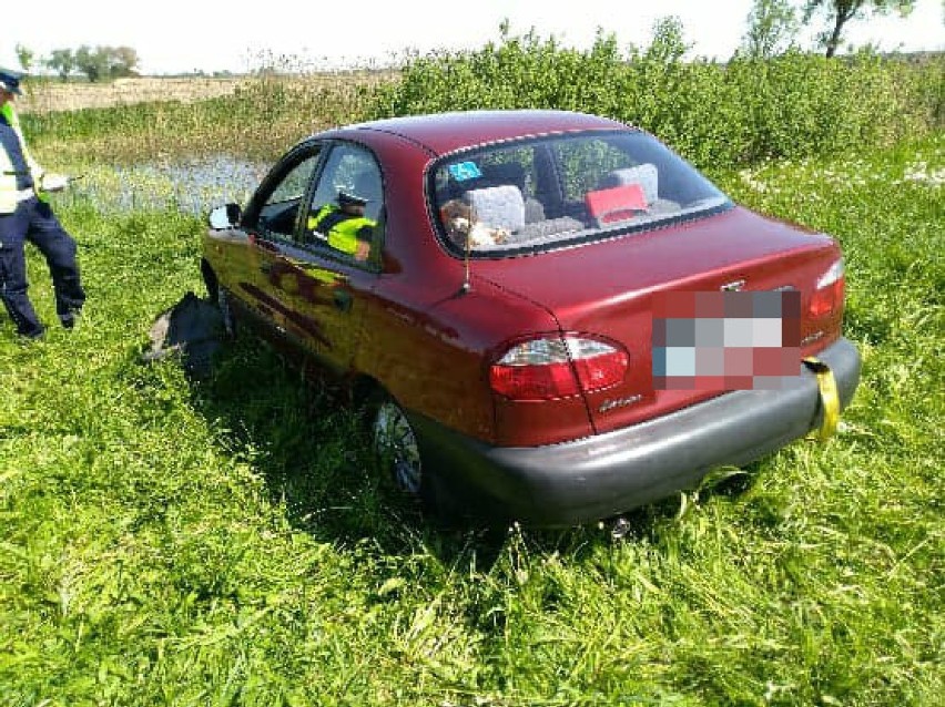 Starszy mężczyzna wjechał samochodem do... stawu. Na miejsce wysłano straż pożarną i policję z Wągrowca