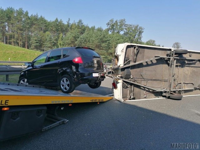 Na A4 auto z przyczepą przewróciło się na jezdni