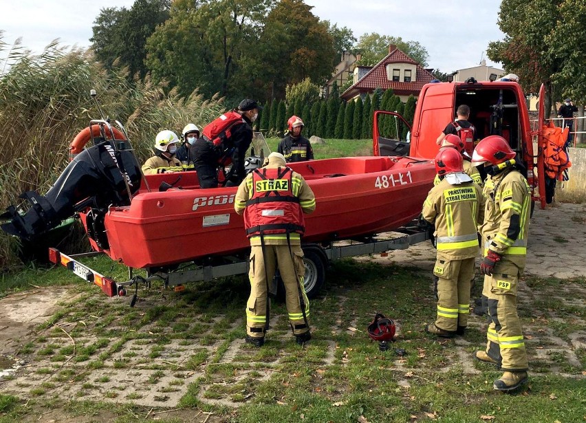 Akcja  strażaków w Osiecznej. Na jeziorze Łoniewskim zauważono dryfujący rower wodny. Nikogo nie było w środku [ZDJĘCIA]