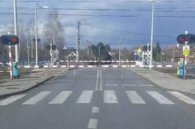 Do niebepiecznego zdarzenia doszło na przebudowanym przejeździe kolejowym w Rzezawie