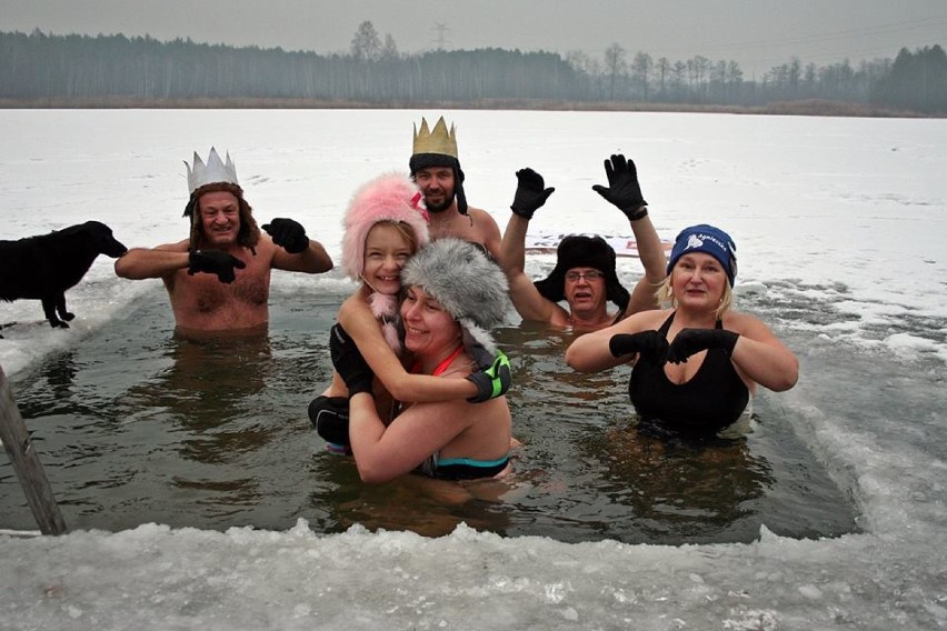 Myszków: Myszkowski Klub Morsa Święto Trzech Króli uczcił kąpielą w lodowatej wodzie [ZDJĘCIA]
