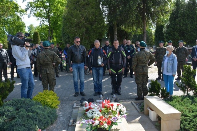 Organizatorem rajdu weteranów jest Centrum Weterana Działań Poza Granicami Państwa. Weterani (motocykliści) w ciągu 30 dni przemieszczając się kolumną jednośladów odwiedzają w całej Polsce 123 cmentarze, gdzie spoczywają tragicznie zmarli na misjach żołnierze oraz spotykają się z rodzinami i bliskimi poległych.