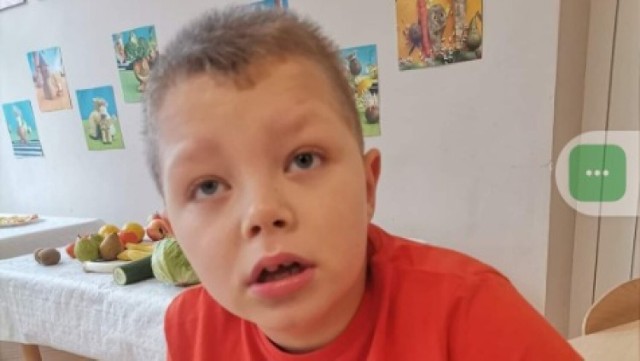 8-letni Kacper z Łęczycy choruje na autyzm dziecięcy i opóźnienie psychoruchowe. W sieci trwa zbiórka na jego leczenie i rehabilitację