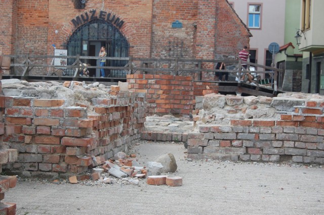 Średniowieczne mury kruszą się po odbudowie