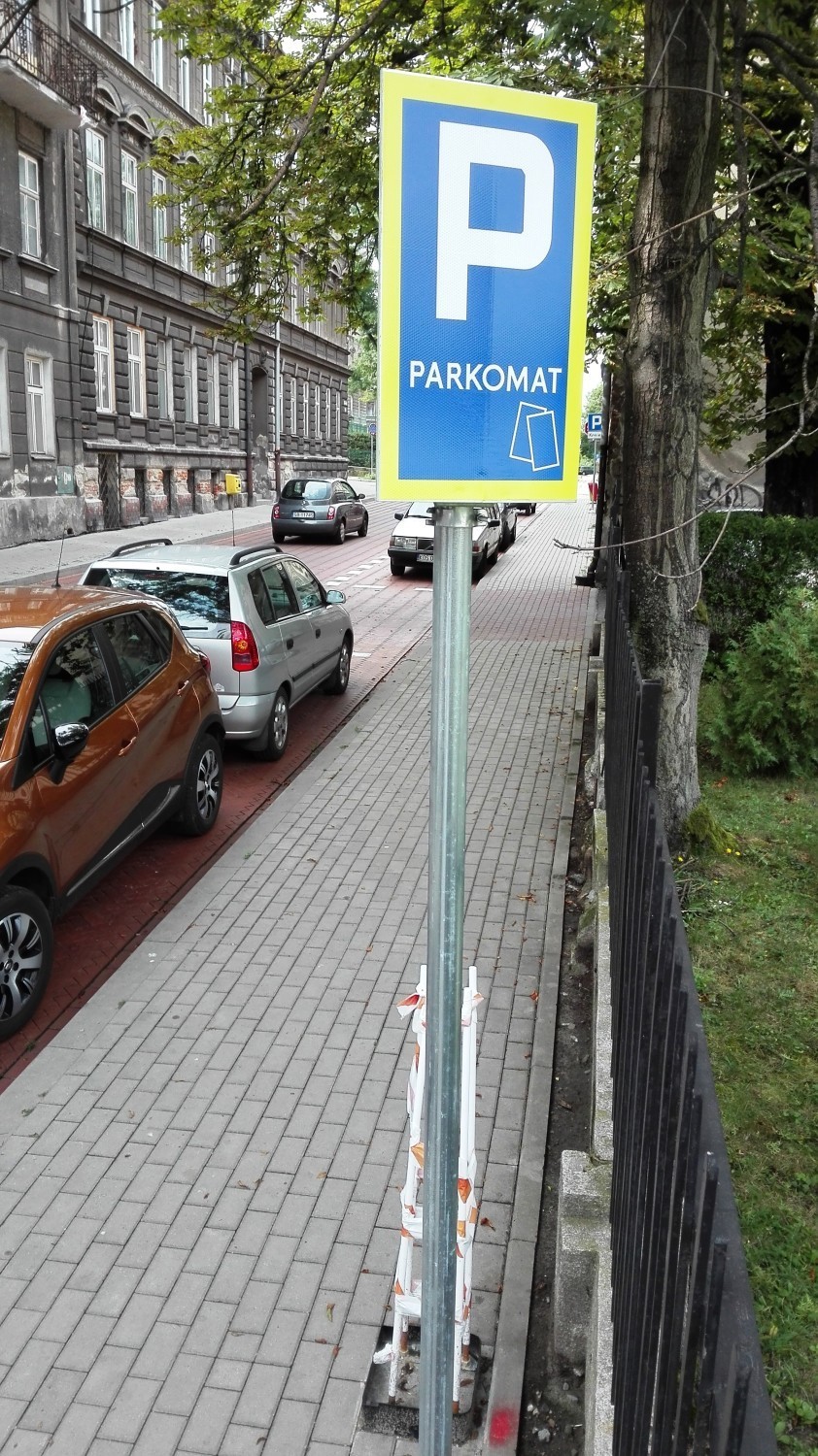 Parkomaty w Bielsku-Białej będą montowane lada dzień. Stanowiska już czekają  [ZDJĘCIA]
