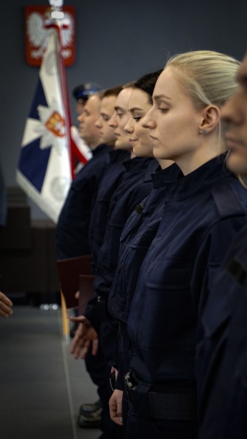 48 nowo przyjętych do służby pomorskich policjantów złożyło ślubowanie. Odznaczenia państwowe i resortowe dla ich starszych kolegów