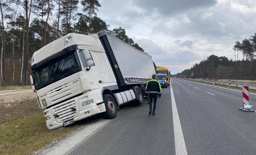 Na trasie S5 w Świeciu ciężarówka zjechała z drogi. Na czas...