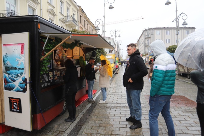 Foodtrucki ogarnęły kielecką Sienkiewkę. Street Food Polska Festival powrócił do Kielc. Co można zjeść?