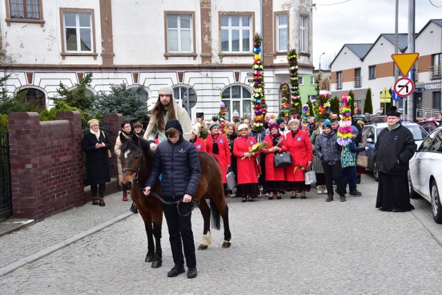 Niedziela Palmowa 02.04.2023 w Żninie. Konkurs na palmę i kropidło pałuckie. Przemarsz do kościoła św. Floriana.