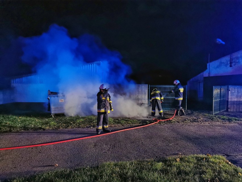 Dwie jednostki straży pożarnej brały udział w gaszeniu pożaru na terenie Szkoły Podstawowej w Białobłotach