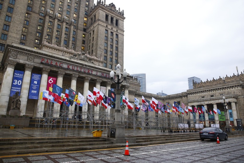 Las kolorowych flag pod Pałacem Kultury