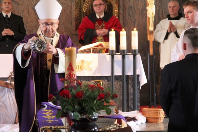 Pogrzeb ś.p. Księdza Kanonika Macieja Przewoźnego - uroczystości w kościele pw. Niepokalanego Serca Maryi w Międzychodzie (10.03.2020).