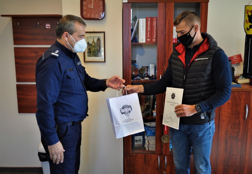 Policjanci podziękowali panu Marcinowi z Bytowa. W kwietniu pomógł zatrzymać rozbójnika
