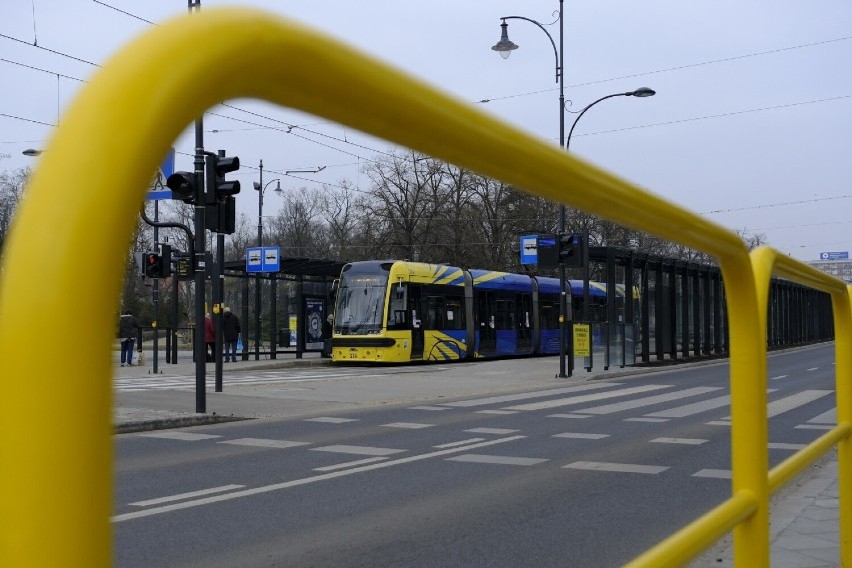 Przejścia dla pieszych przez plac Rapackiego i plac Niepodległości. Co należy zmienić?