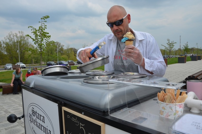 Na bulwarze w Głogowie można kupić lody