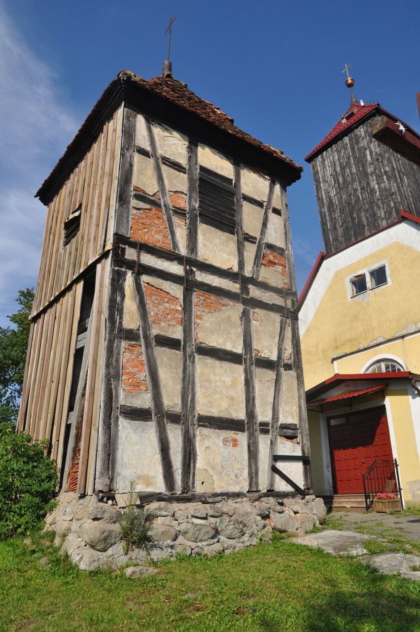 Zabytkowa dzwonnica kościoła w Wierzchowie