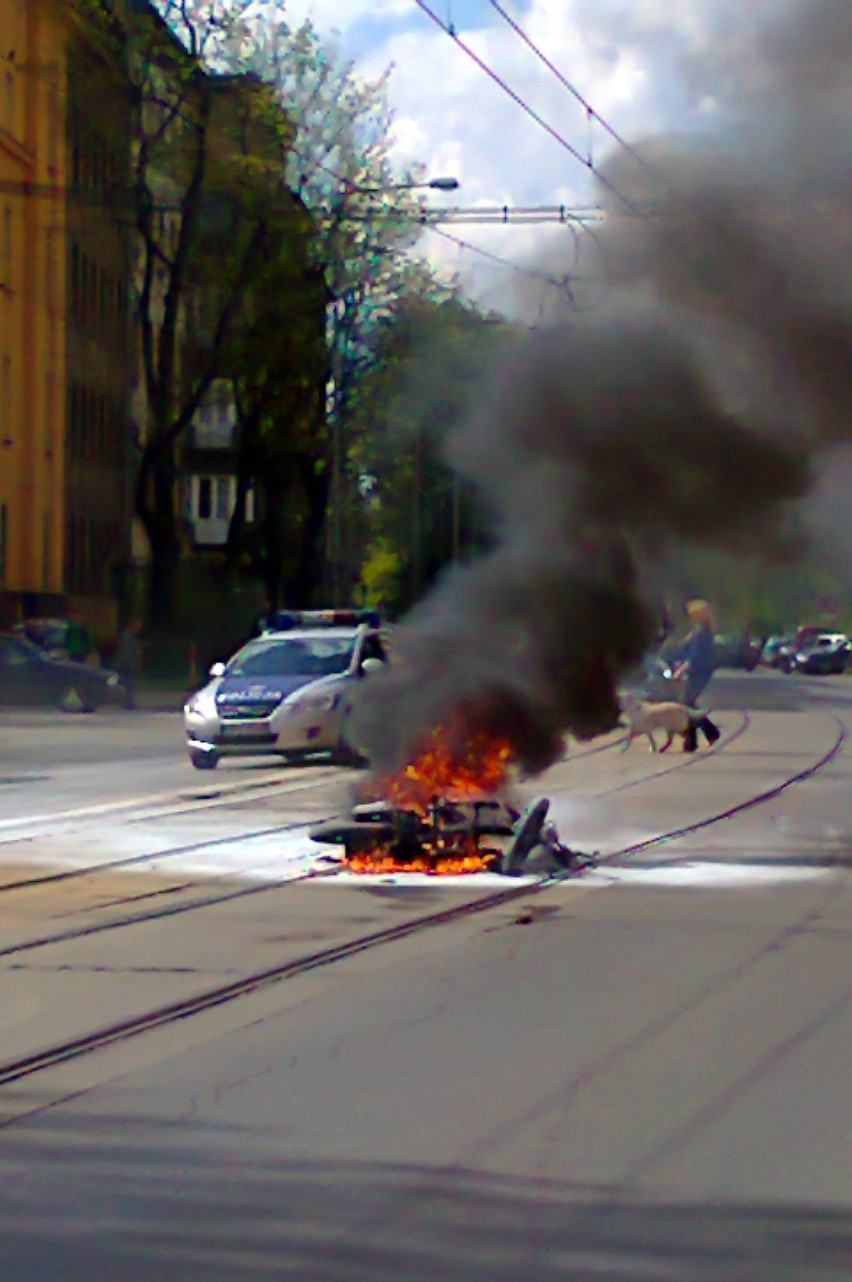 Spalony motocykl przez 15 minut blokował przejazd tramwajów...