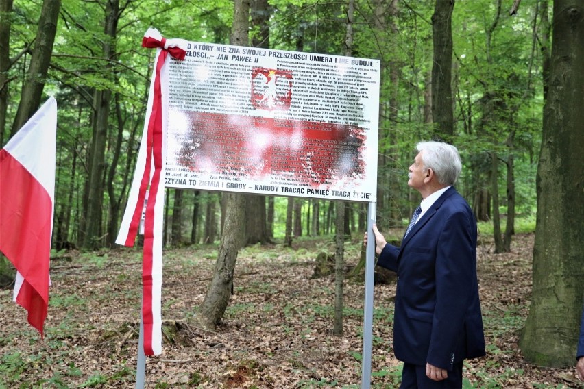 W Jaworniku Ruskim odsłonięto tablicę upamiętniającą 75. rocznicę mordu dokonanego przez UPA [ZDJĘCIA]