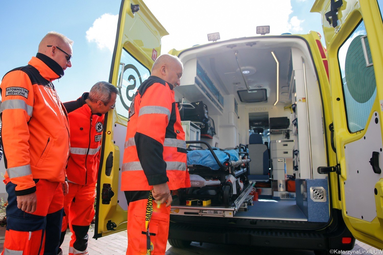 Nowe ambulanse w zamojskim pogotowiu ratunkowym. Doceniono także ratowników  medycznych i pielęgniarki | Lublin Nasze Miasto